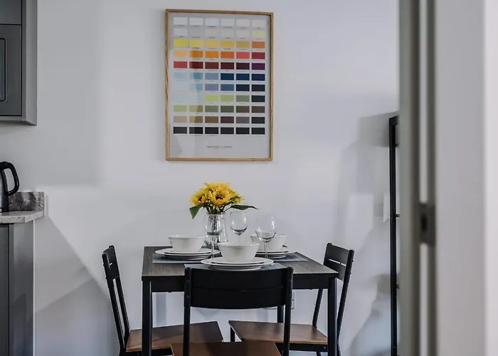 Host & Stay - The Roscoe Nest
