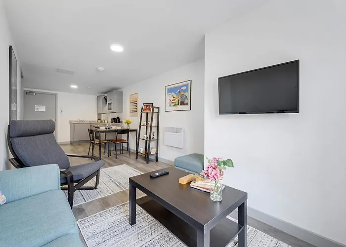 Host & Stay - The Roscoe Nest